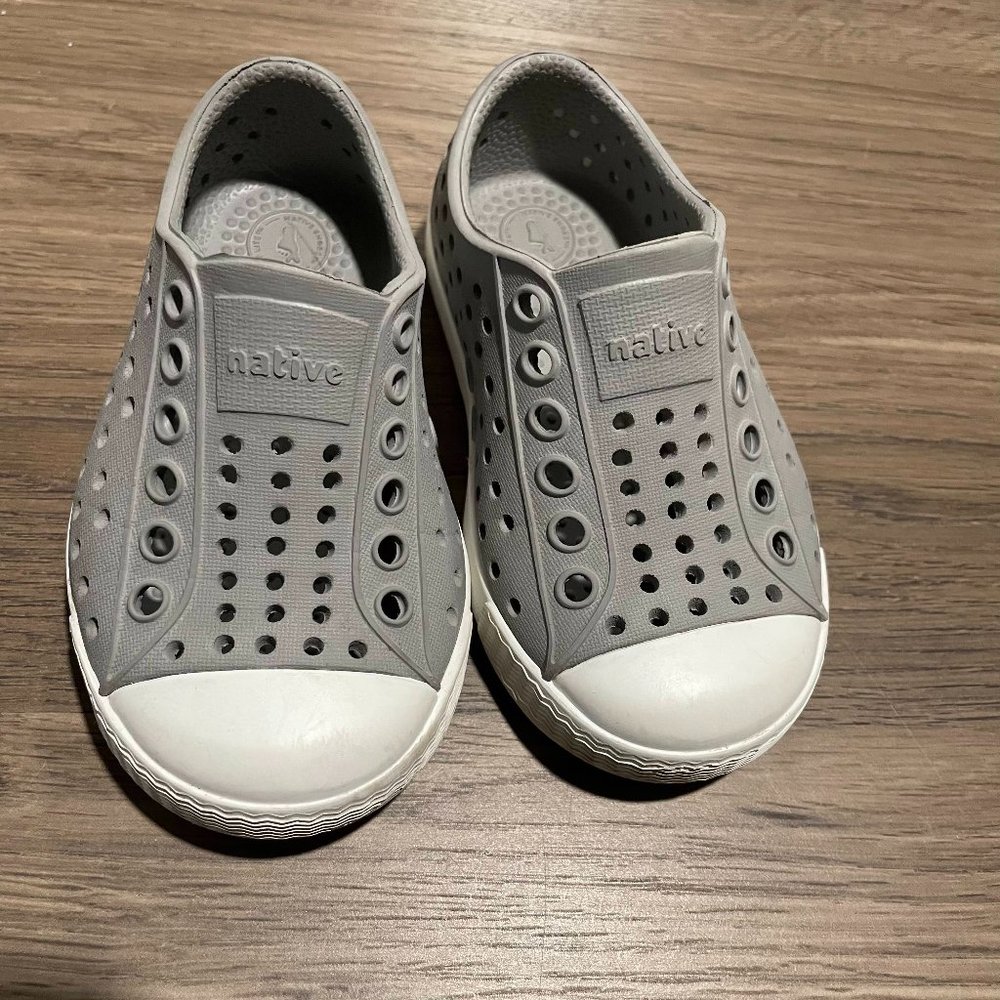 Native Jefferson kids shoes gray child size 5